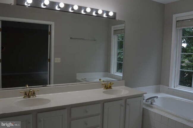 Building Photo - 4016 Timber Oak Trl