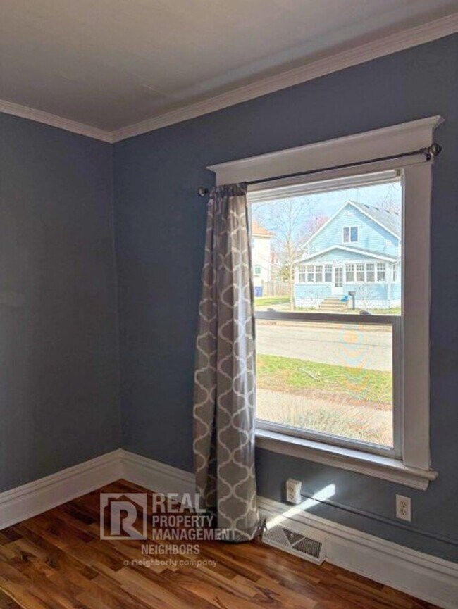 Building Photo - Welcome to Spacious 4 Bedroom, 1 Bathroom Holland Home