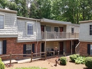 Building Photo - Overlooks Peaceful & Pretty Courtyard!