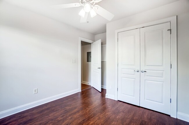 Building Photo - Beautiful Townhome in First Ward!