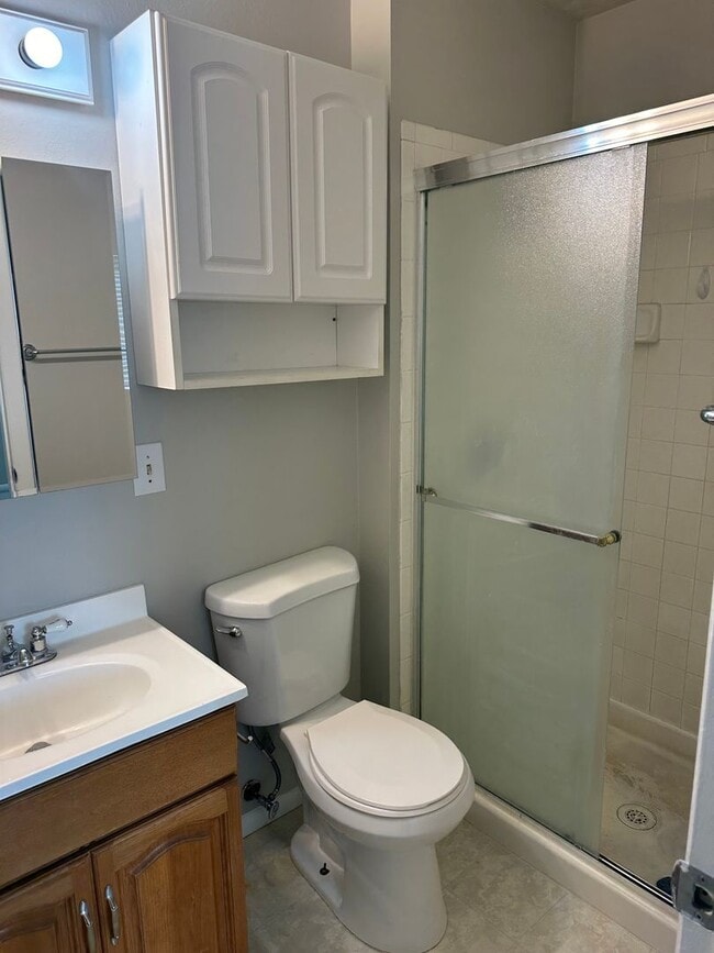 Building Photo - Spacious 3 Bedroom 2 Bath Lakewood Home