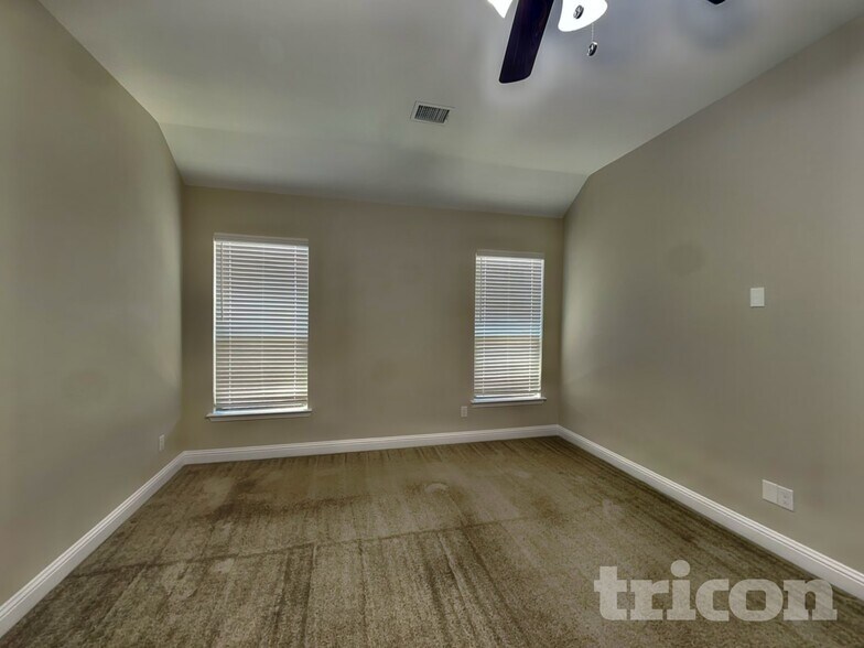 Building Photo - 210 Morning Glory Pl