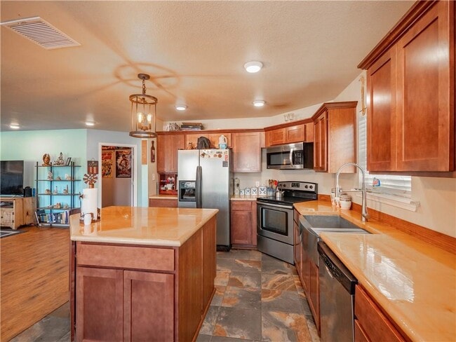 Building Photo - 691 Tamarack Dr