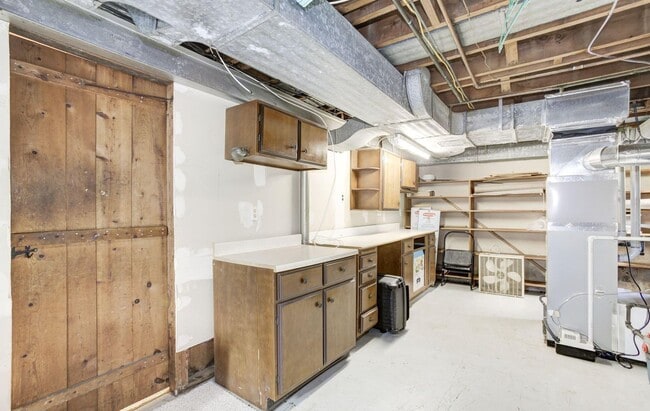 Building Photo - Absolutely Gorgeous Rambler in Great Location!