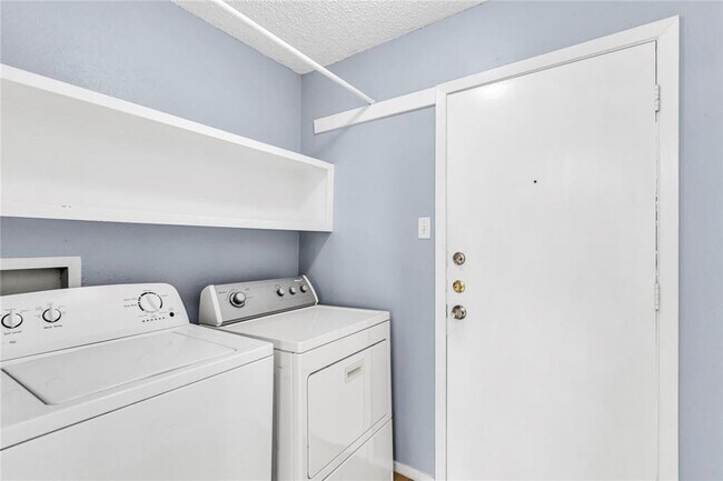 Building Photo - Nice 3 Bedroom, 2 Full Bath Home Located in SW Ft. Worth!
