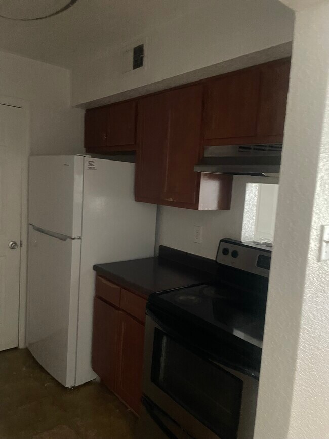 Building Photo - 8100 Creekbend Dr