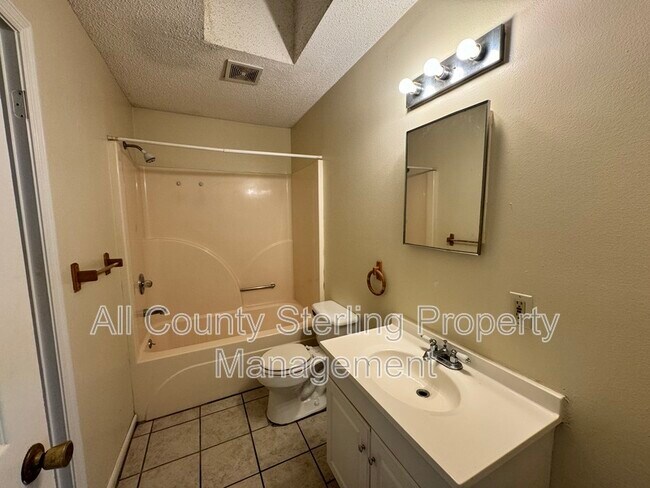 Building Photo - 159 SW Elizabeth Ct