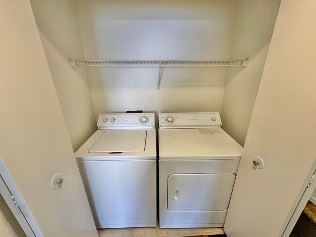 Building Photo - SPACIOUS 2 BEDROOM TOP FLOOR CONDO