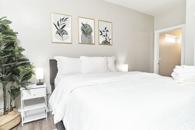 Building Photo - Fully Furnished 2BD Duplex in the Heart of...
