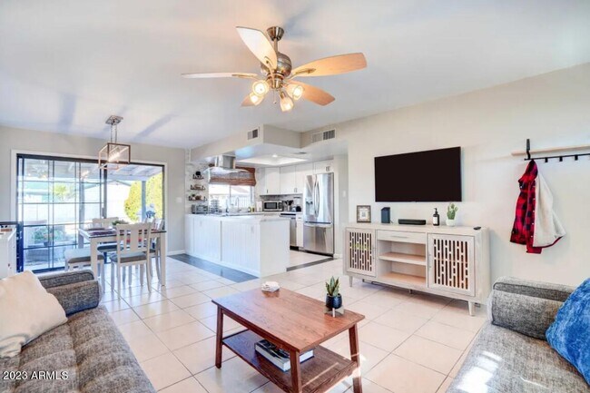 Building Photo - 1648 W Grovers Ave