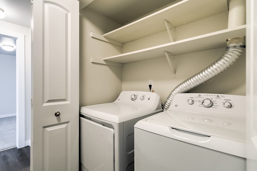 Primary Photo - Edgewater Apartments