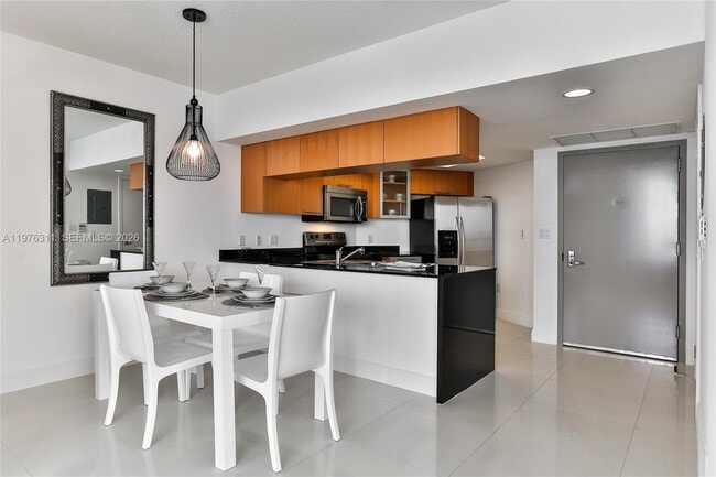 Building Photo - 1750 N Bayshore Dr