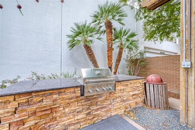 Building Photo - 5001 Woodway Dr