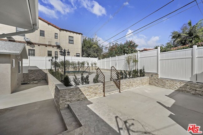Building Photo - 1852 Holmby Ave