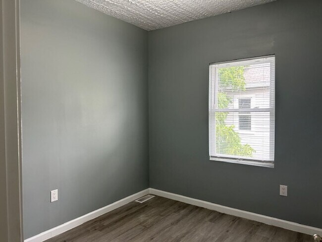 Building Photo - 425 Huffman Ave