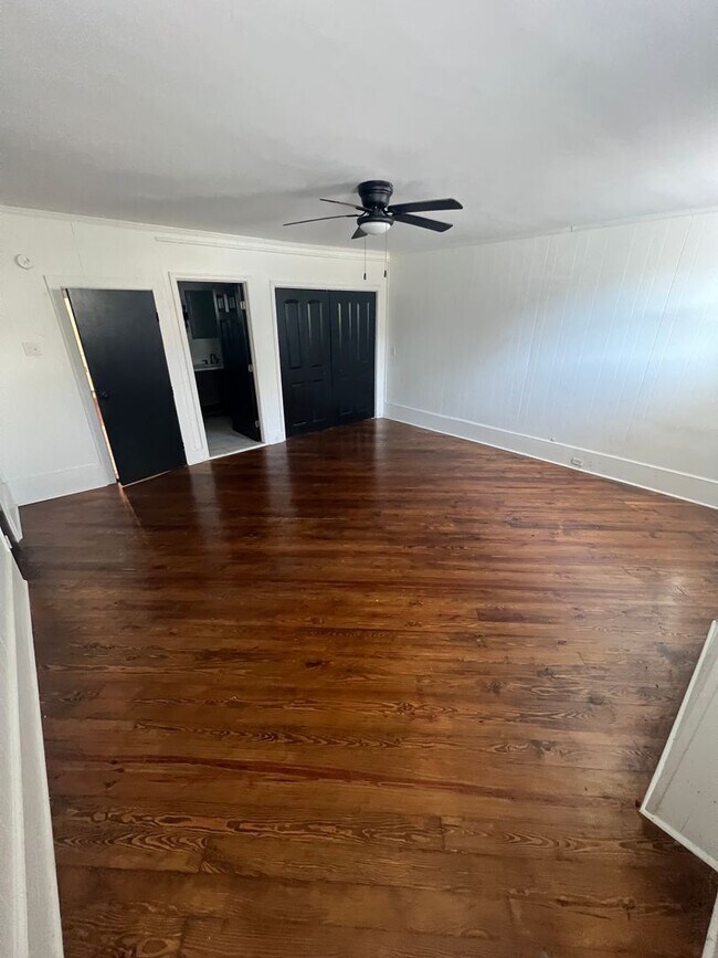 Building Photo - Great 4 Bedroom Minutes from Downtown