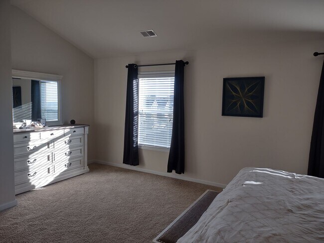Building Photo - Fabulous Four Bedroom Home in Southeast Columbia!