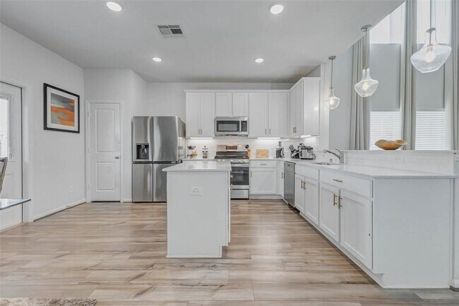 Building Photo - 15231 White Moss Dr