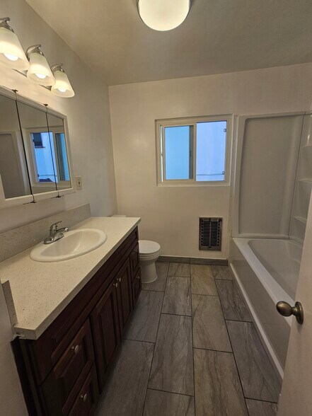 Building Photo - 1537 N Laurel Ave