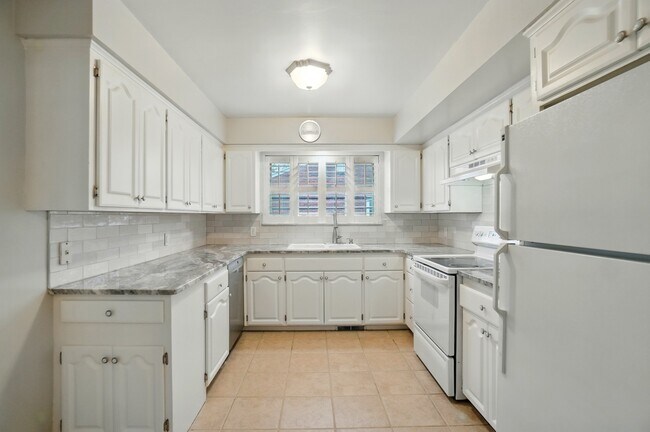 Building Photo - 4057 W Bancroft St