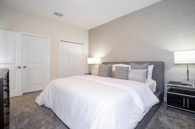 Building Photo - 2713 Bookmark Dr