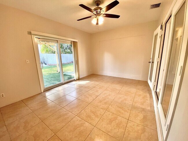 Building Photo - 213 NE 9th Ave