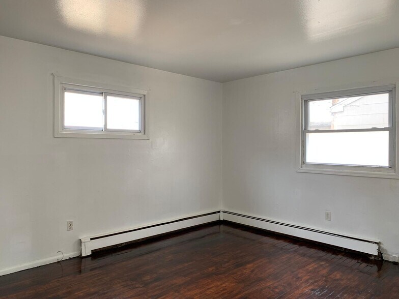 Building Photo - 606 Maple St