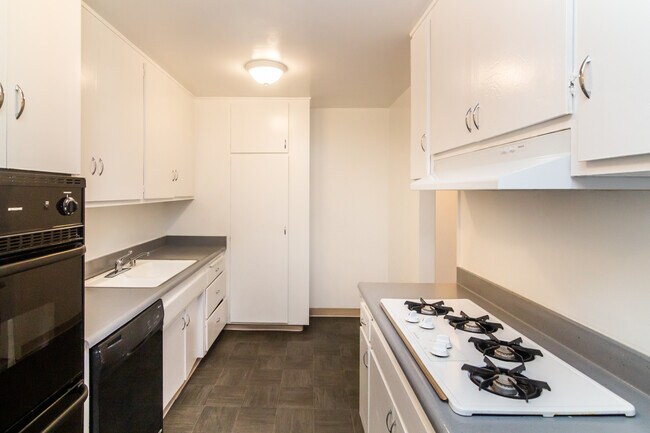 Building Photo - 8601 Balboa Blvd