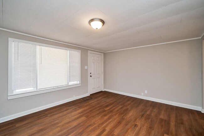 Building Photo - Super Cute Super Clean Priced to move fast!!!