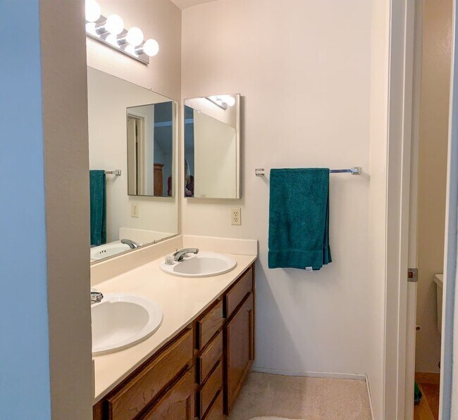 Building Photo - Lovely 2 Bedroom Hamilton Place Townhouse
