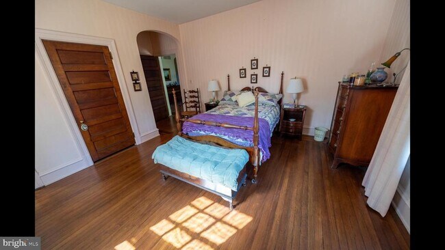 Building Photo - 605 Bank Ave