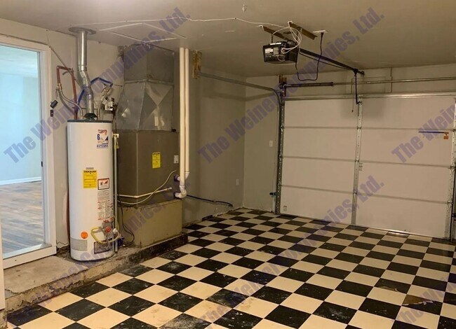 Building Photo - 3-Bedroom/1-Bathroom Home – Available August!