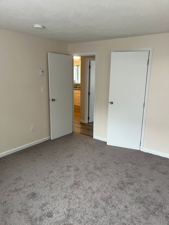 Building Photo - Bright & Sunny 2 Ba / 1 Ba Condominium