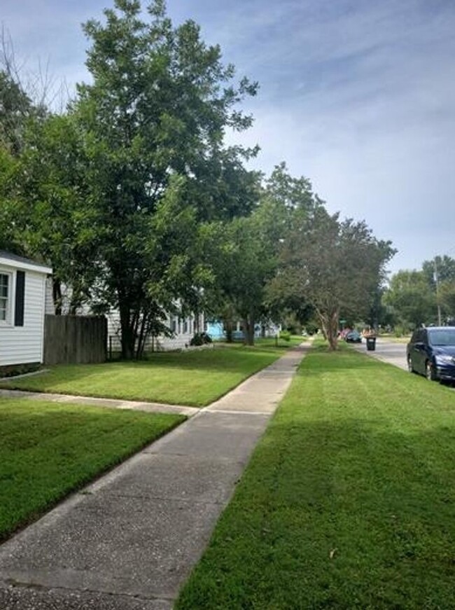 Building Photo - Cozy 3 bedroom 1.5 bath single family  home