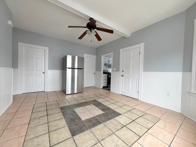 Building Photo - 281 Blackstone St