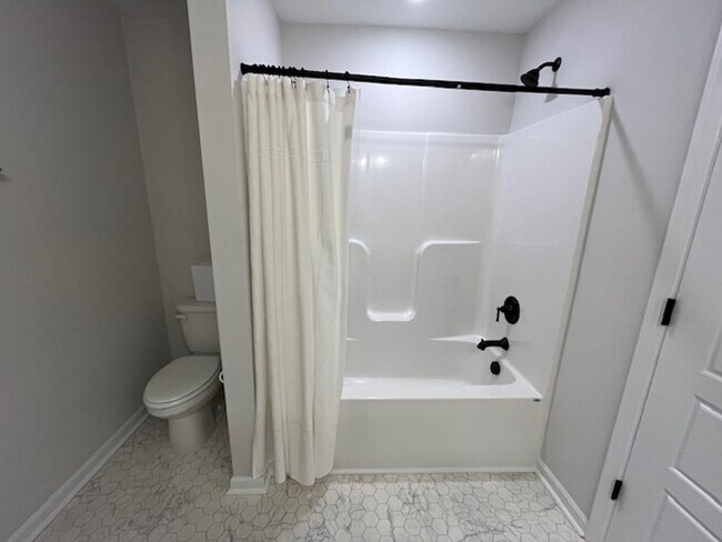 Building Photo - Stunning townhouse located in the heart of Winnabow!