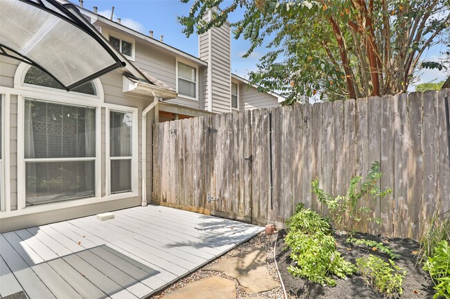 Building Photo - 2330 Summit Way Ct