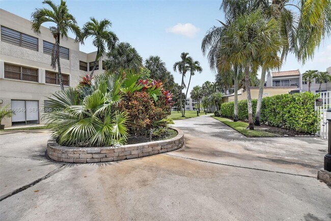 Building Photo - 220 Lakeview Dr