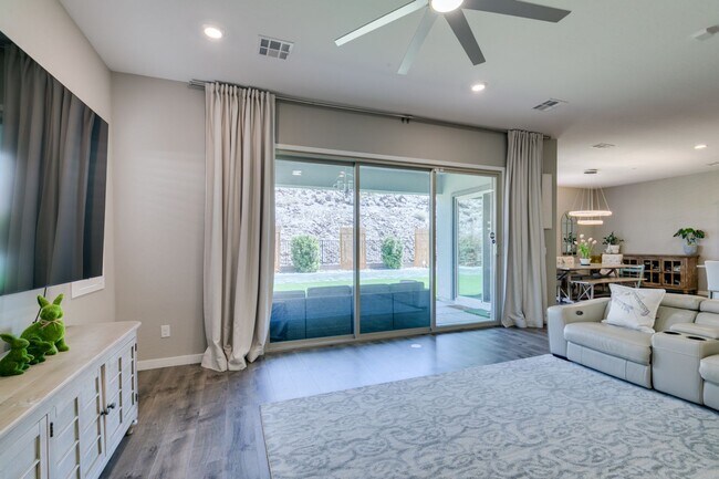 Building Photo - Luxury Rental with Mountain Views in Gated Henderson Community