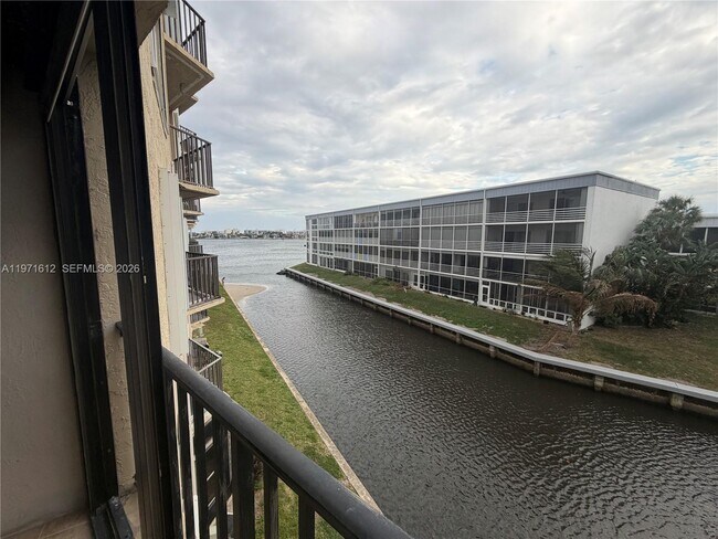 Building Photo - 896 N Federal Hwy