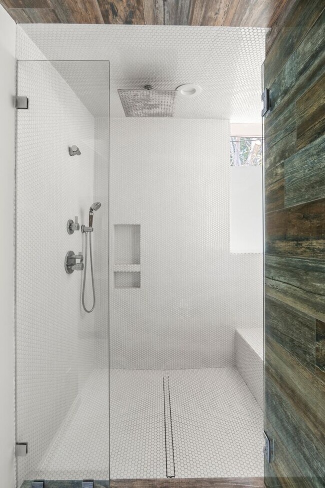 Building Photo - Designer-Done 3 Bed + 3 Bath in Prime Beve...