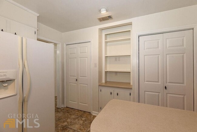 Building Photo - 404 E First St