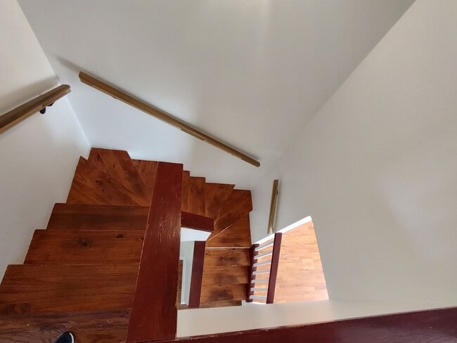 Building Photo - 2-Story Townhome WALKING DISTANCE TO THE BEACH! COMMUNITY POOL!