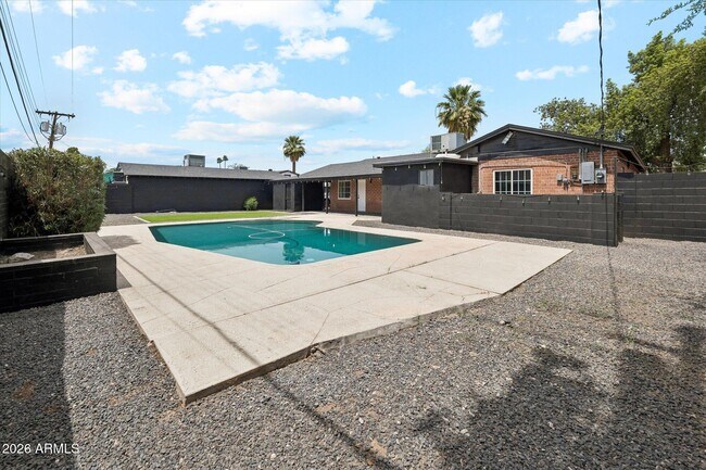 Building Photo - 1731 E Verde Ln