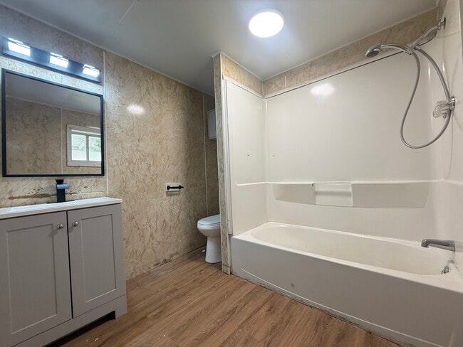 Building Photo - 754 N Sharpsville Ave