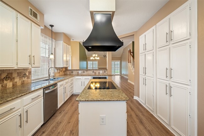 Building Photo - 7911 Hidden Oaks Ln