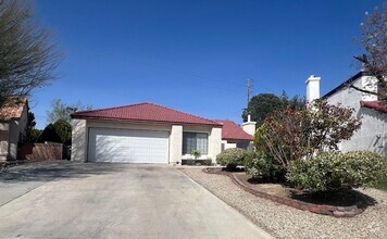 Building Photo - West Lancaster Home