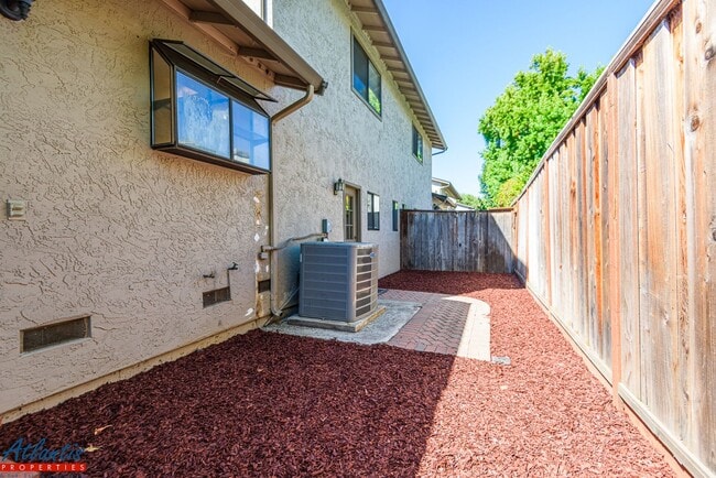 Building Photo - Beautiful Townhouse | Remodeled | Private ...
