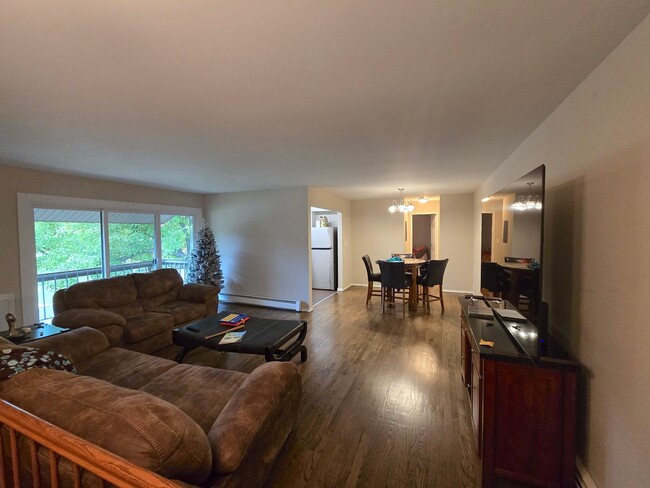 Building Photo - Spacious 2nd fl 1-bedroom/1-bathroom condo...