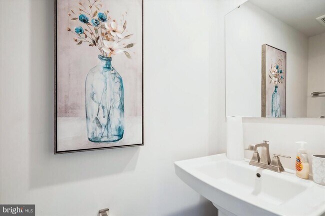 Building Photo - 2824 Lewis Ave